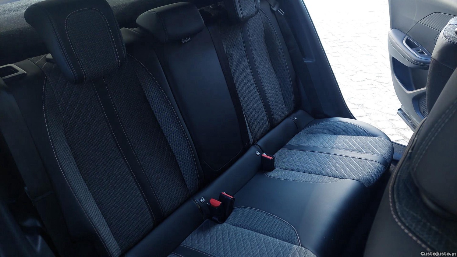 Peugeot e-2008 54 kWh Allure — fotografia 9