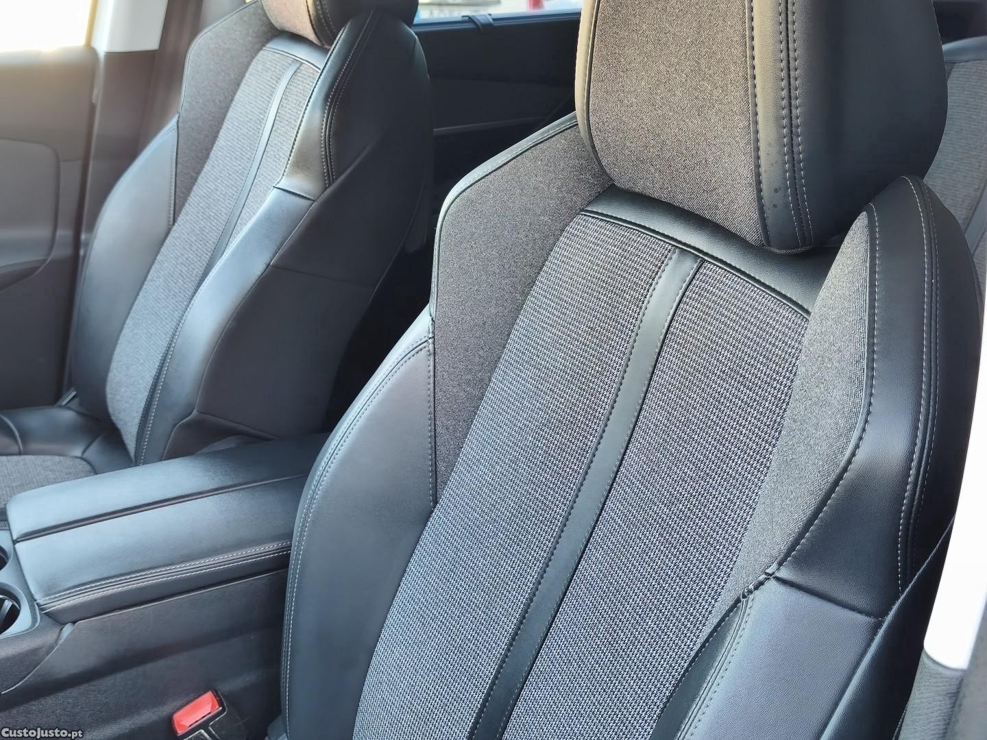 Peugeot 5008 1.2 PureTech Allure Pack EAT8 — fotografia 17