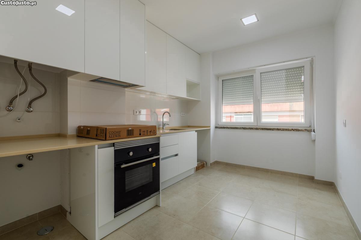 T2 em Mem Martins - Totalmente remodelado de raiz a estrear por si