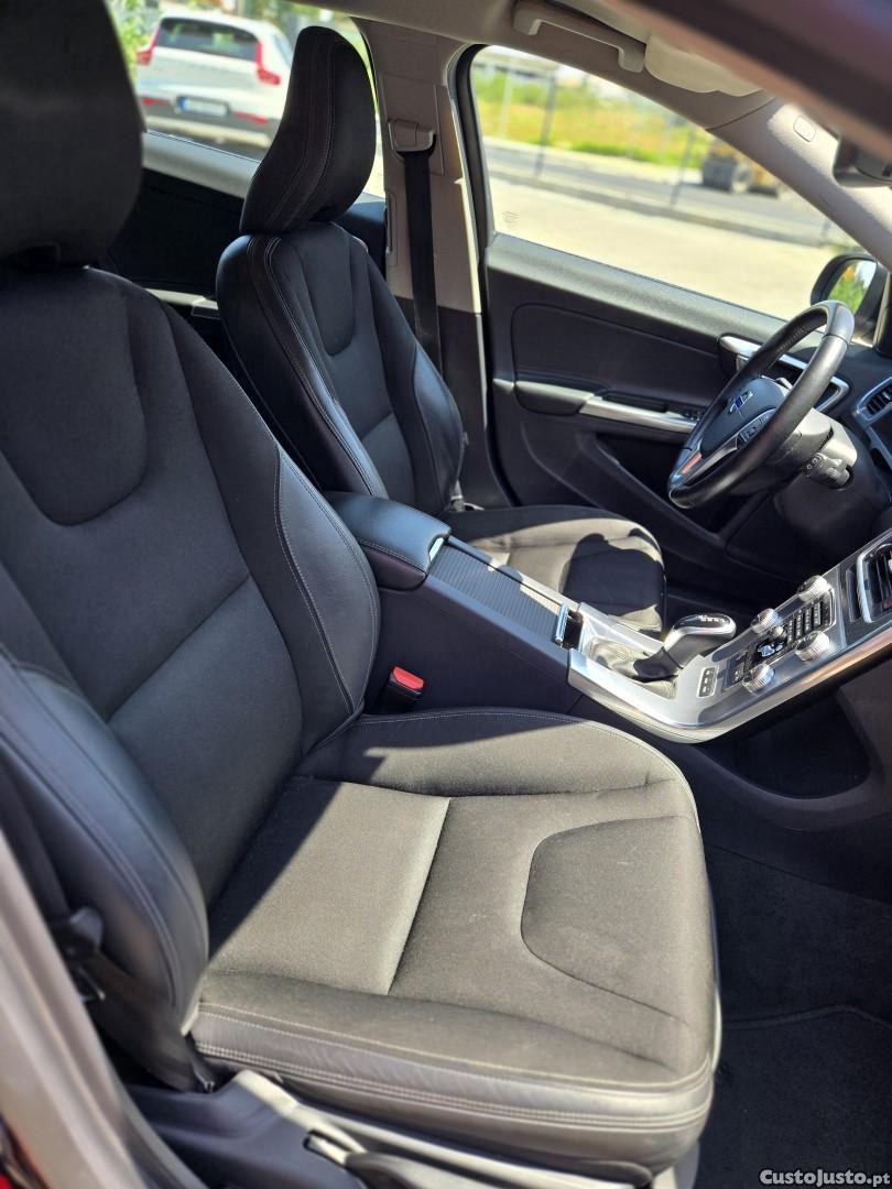 Volvo V60 2.4 D6 Momentum AWD Phev — fotografia 11