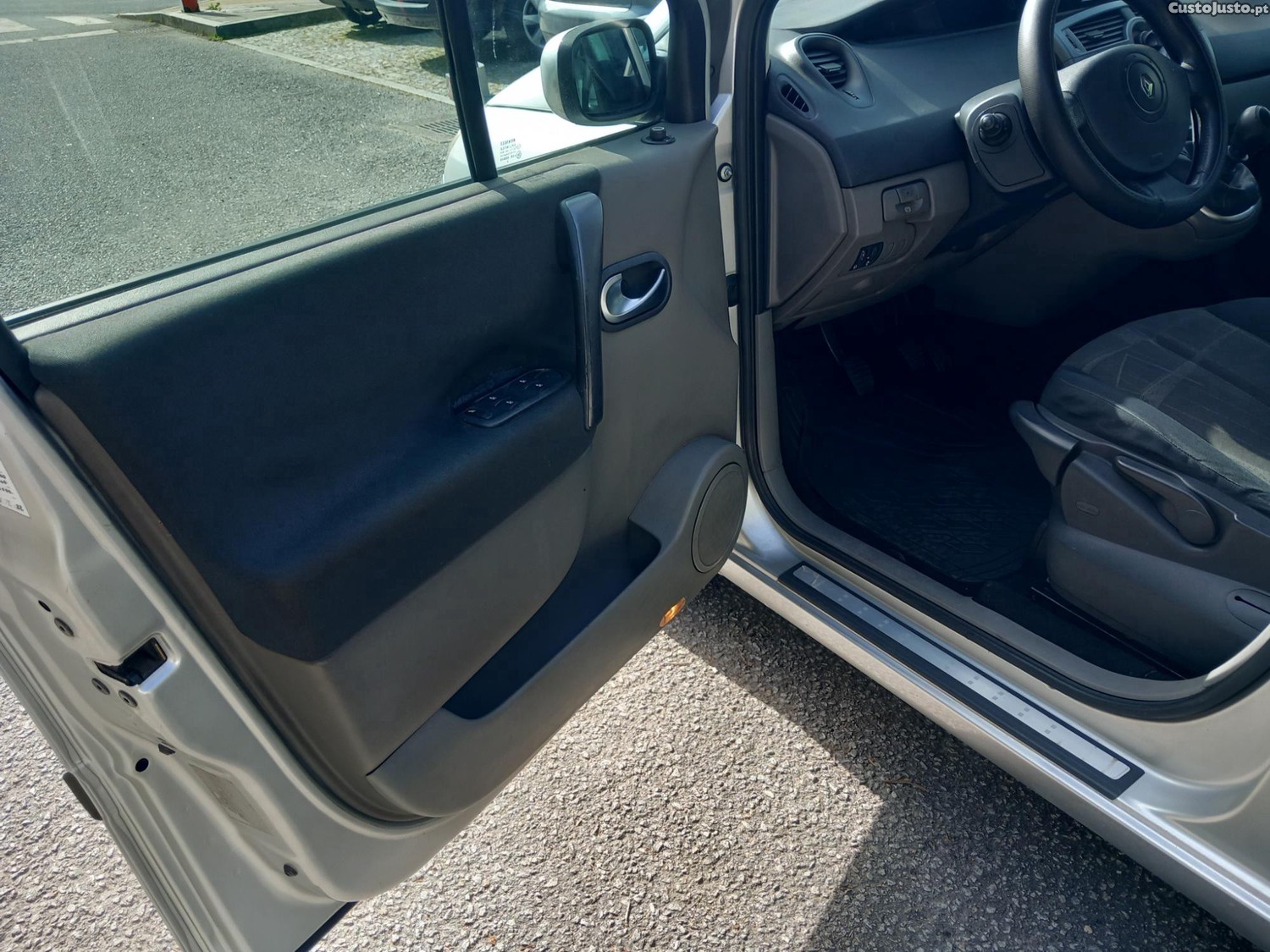 Renault Scénic 1.5 dCi Confort — fotografia 10