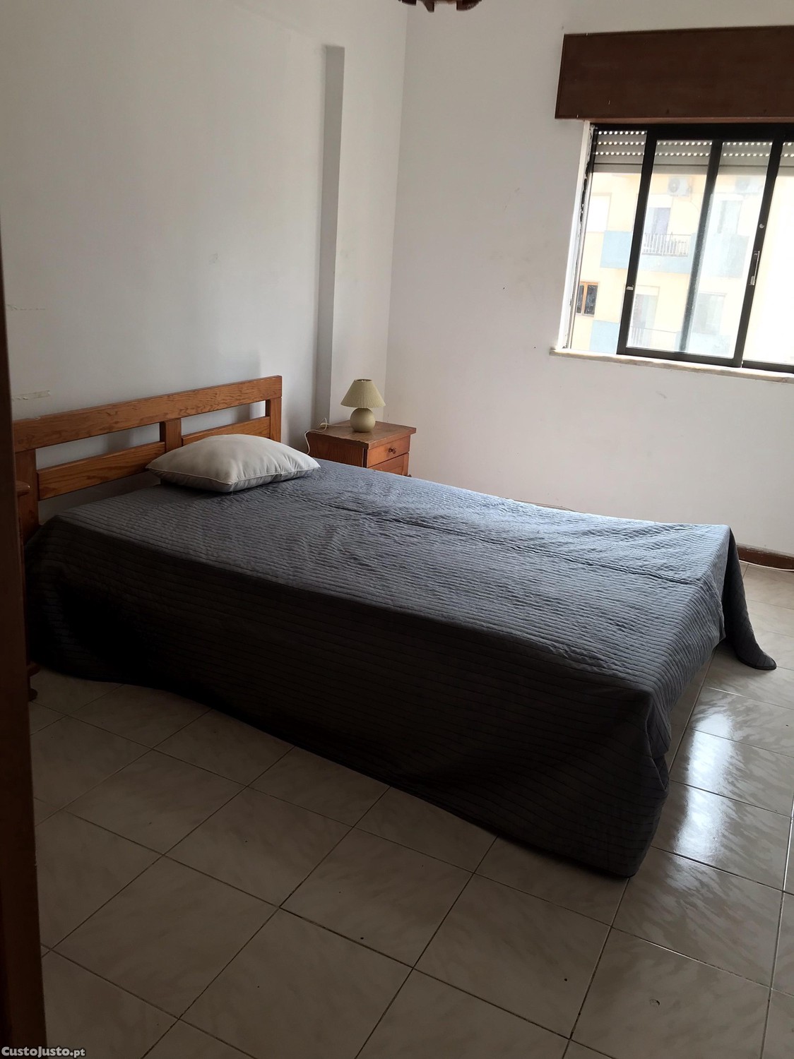 Quarto  , localizado na quinta do amparo, perto do continente, banco, praia