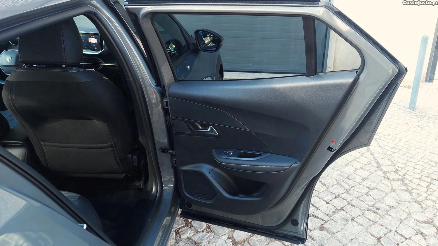 Peugeot e-2008 54 kWh Allure — fotografia 12