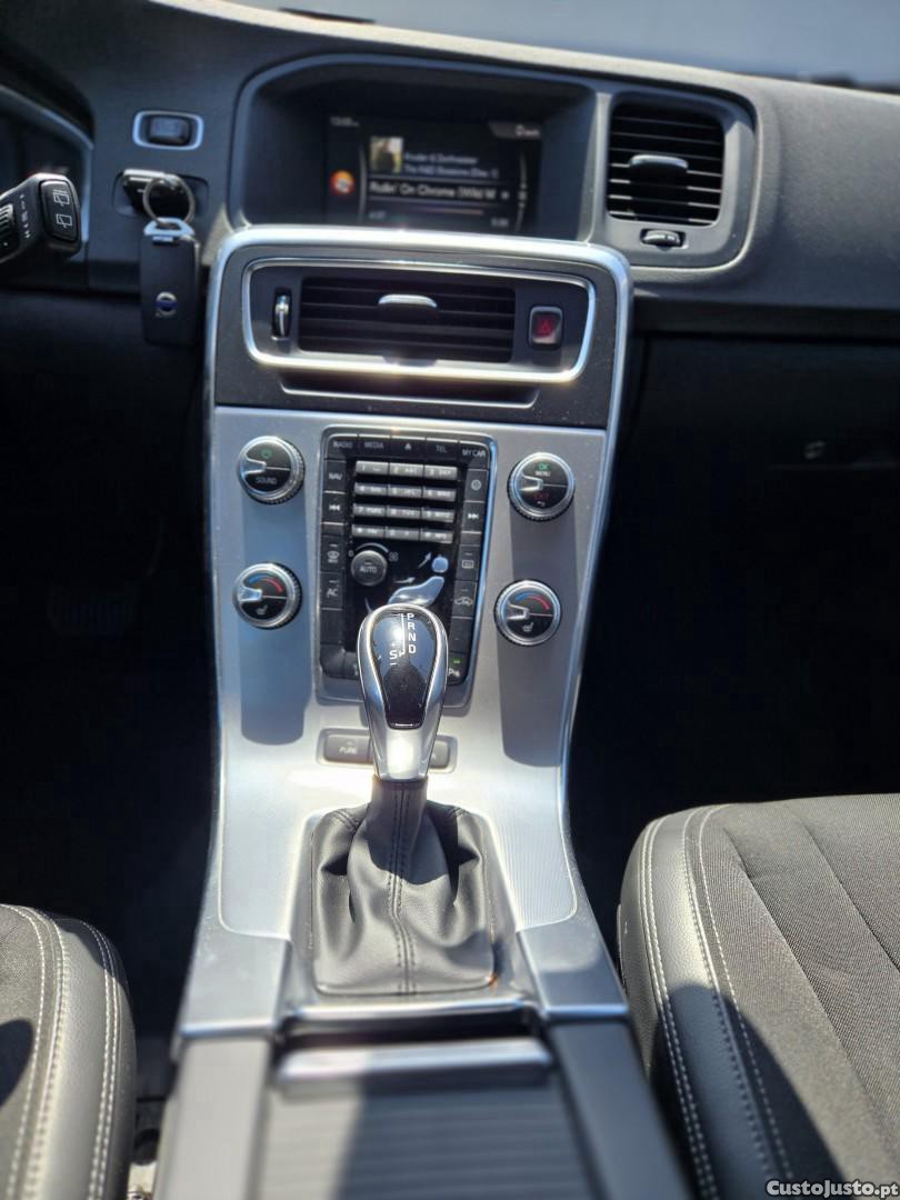 Volvo V60 2.4 D6 Momentum AWD Phev — fotografia 9