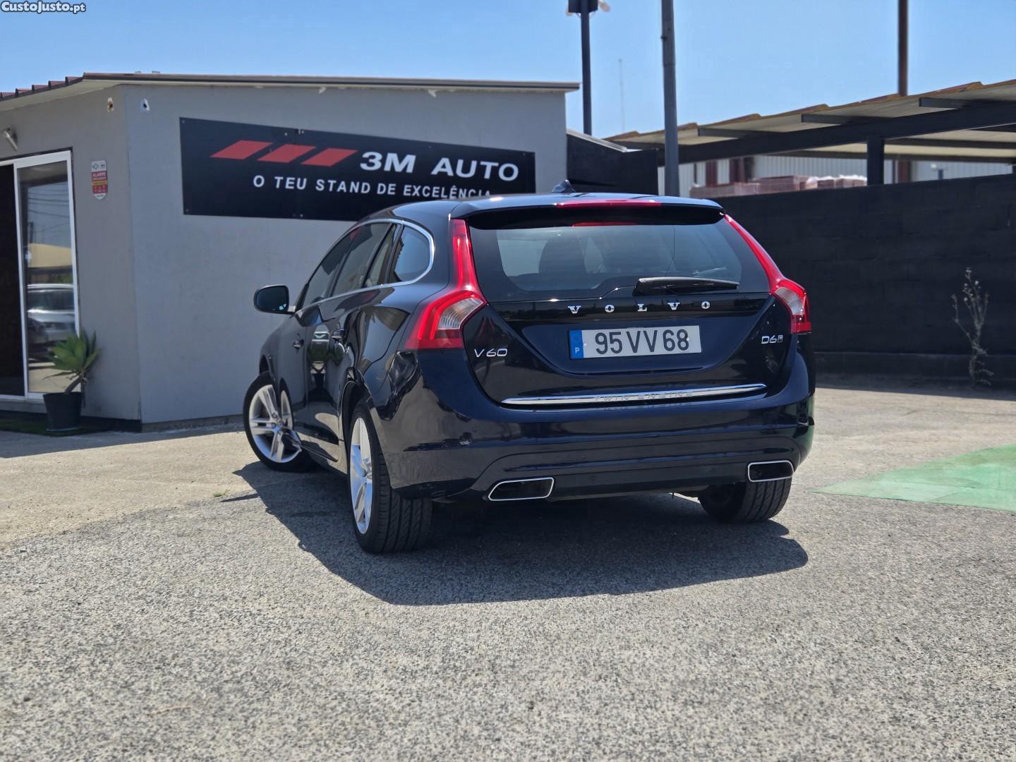 Volvo V60 2.4 D6 Momentum AWD Phev — fotografia 14