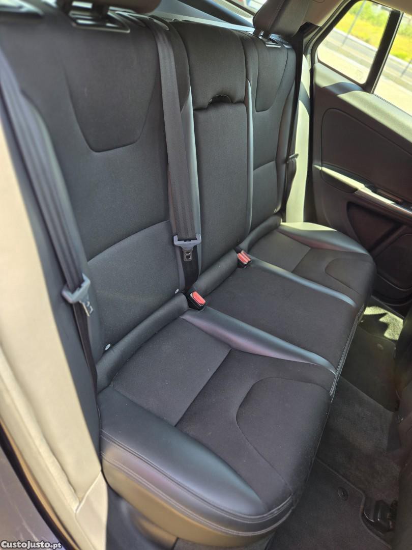 Volvo V60 2.4 D6 Momentum AWD Phev — fotografia 12