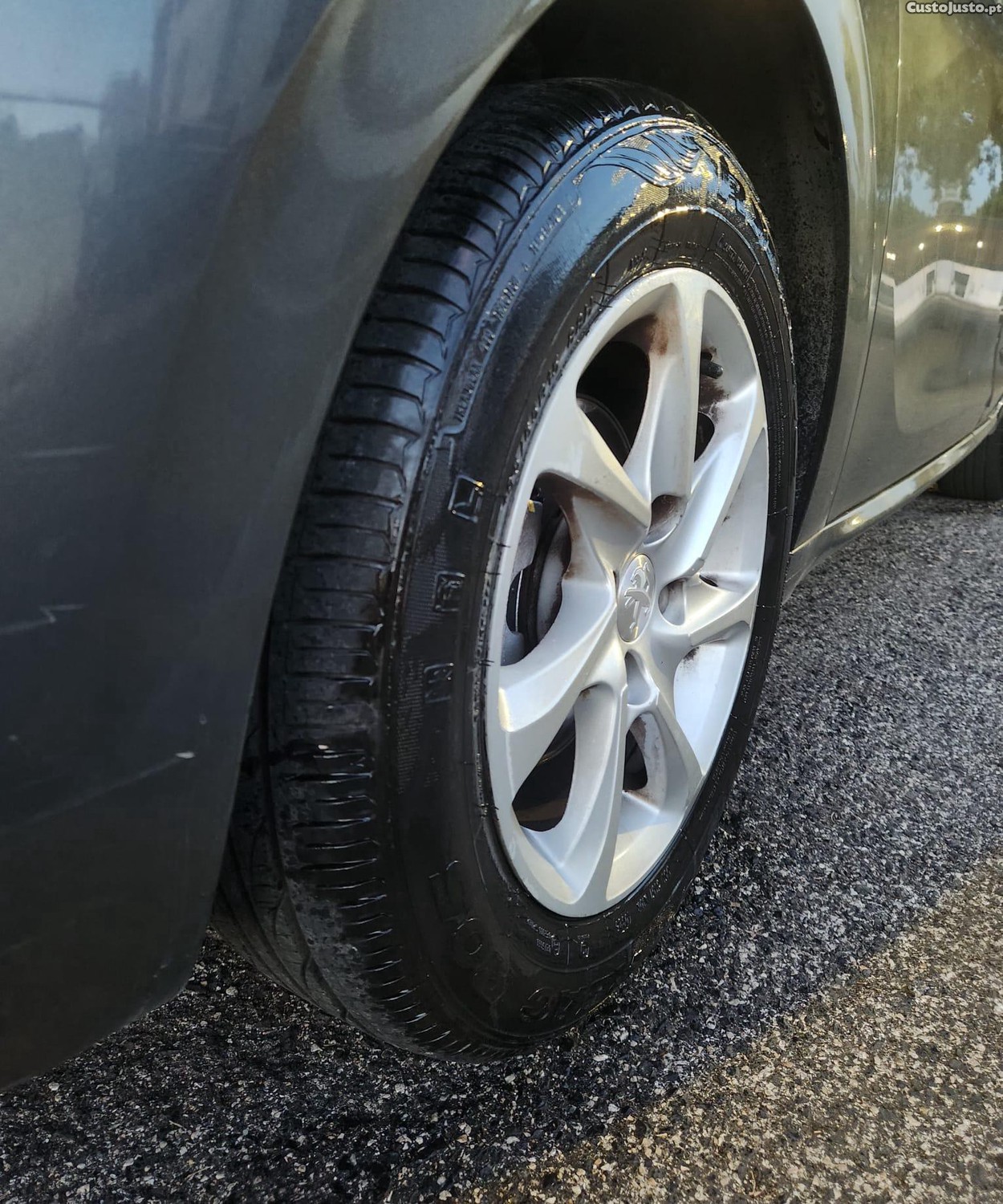 Peugeot 208 1200 — fotografia 3
