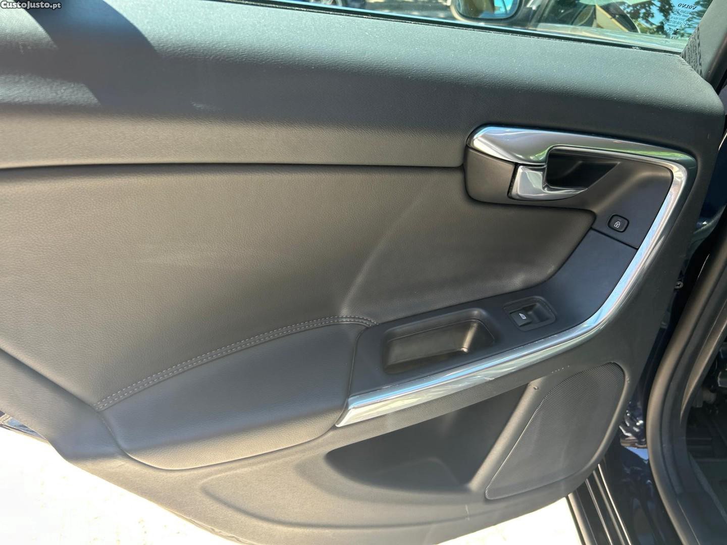 Volvo V60 2.4 D6 Momentum AWD Phev — fotografia 5