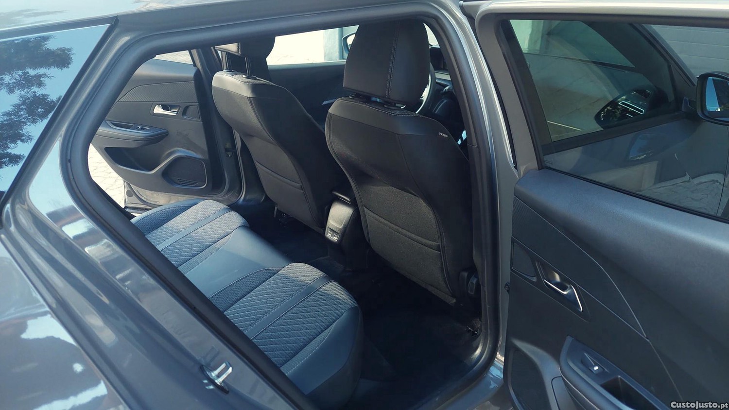 Peugeot e-2008 54 kWh Allure — fotografia 11