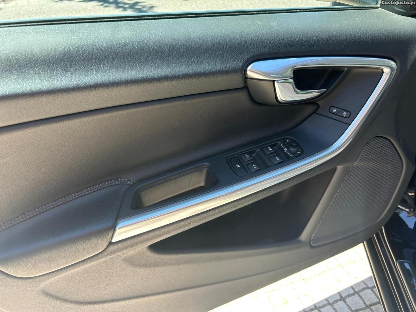 Volvo V60 2.4 D6 Momentum AWD Phev — fotografia 4