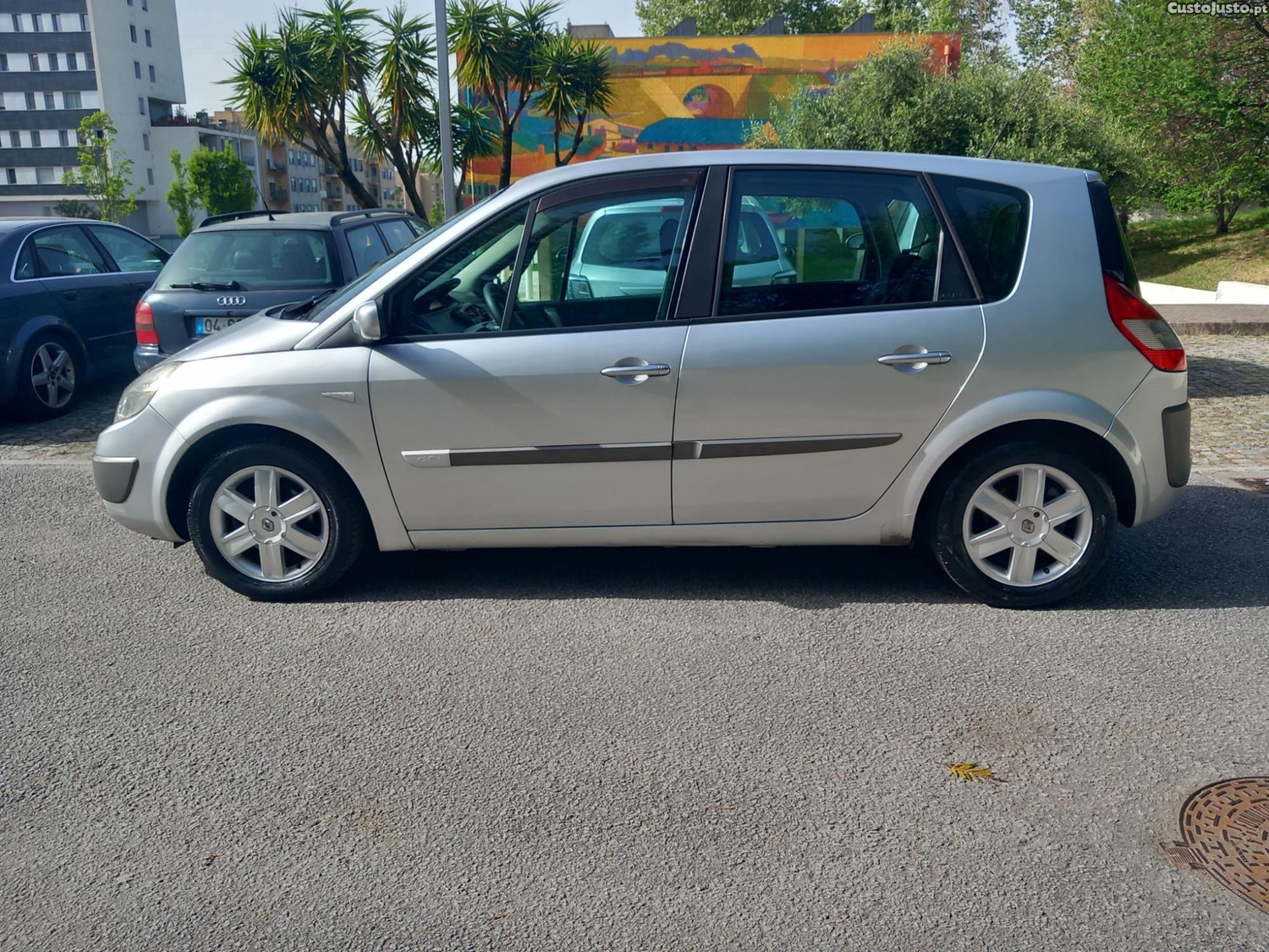 Renault Scénic 1.5 dCi Confort — fotografia 12