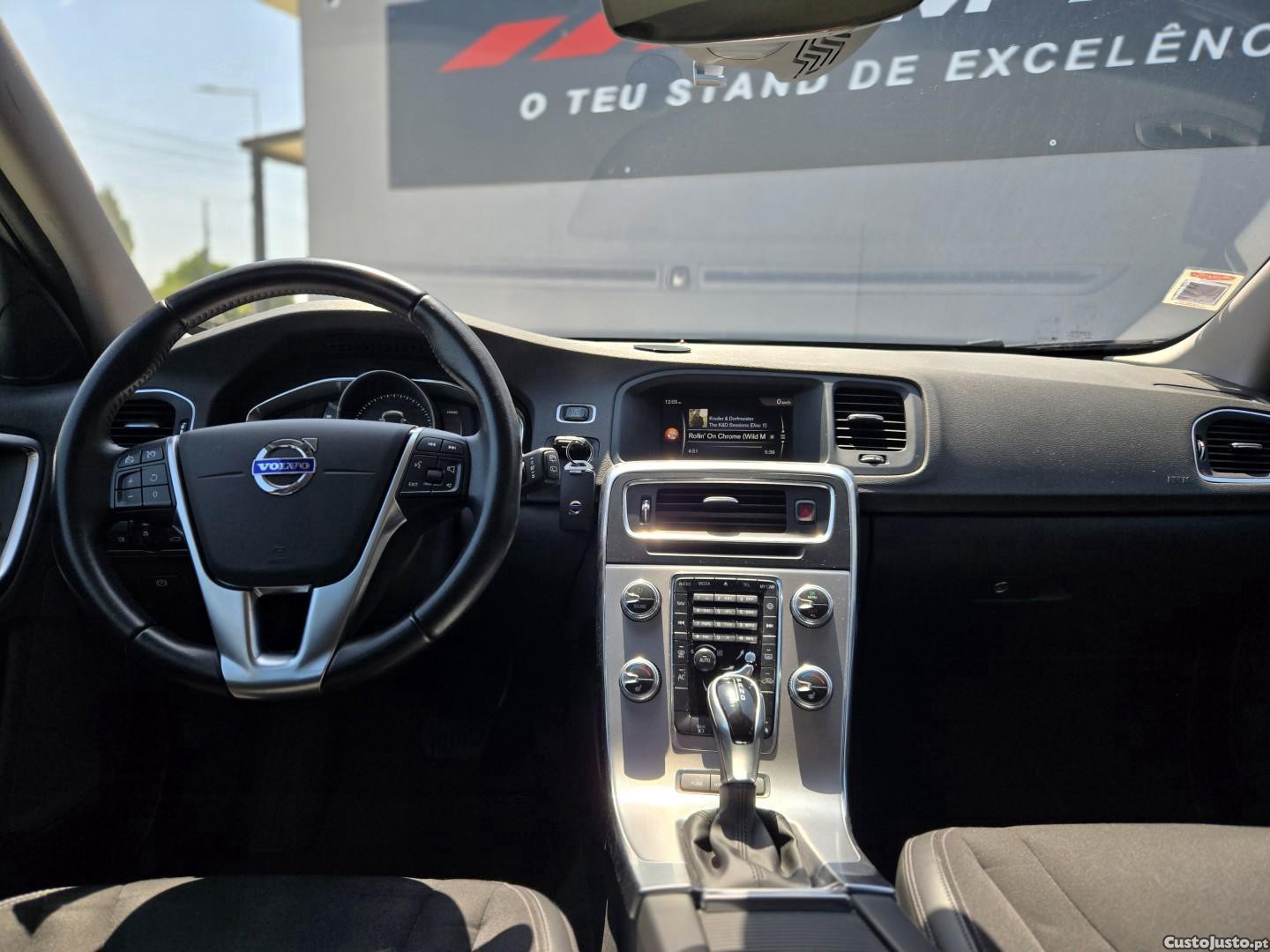 Volvo V60 2.4 D6 Momentum AWD Phev — fotografia 10