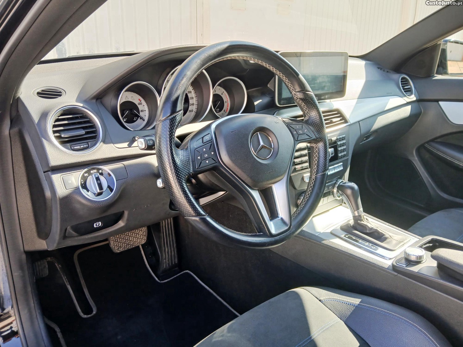 Mercedes-Benz C 220 Coupé Automático (2014) Apenas 91.000 km - edição especial — fotografia 4