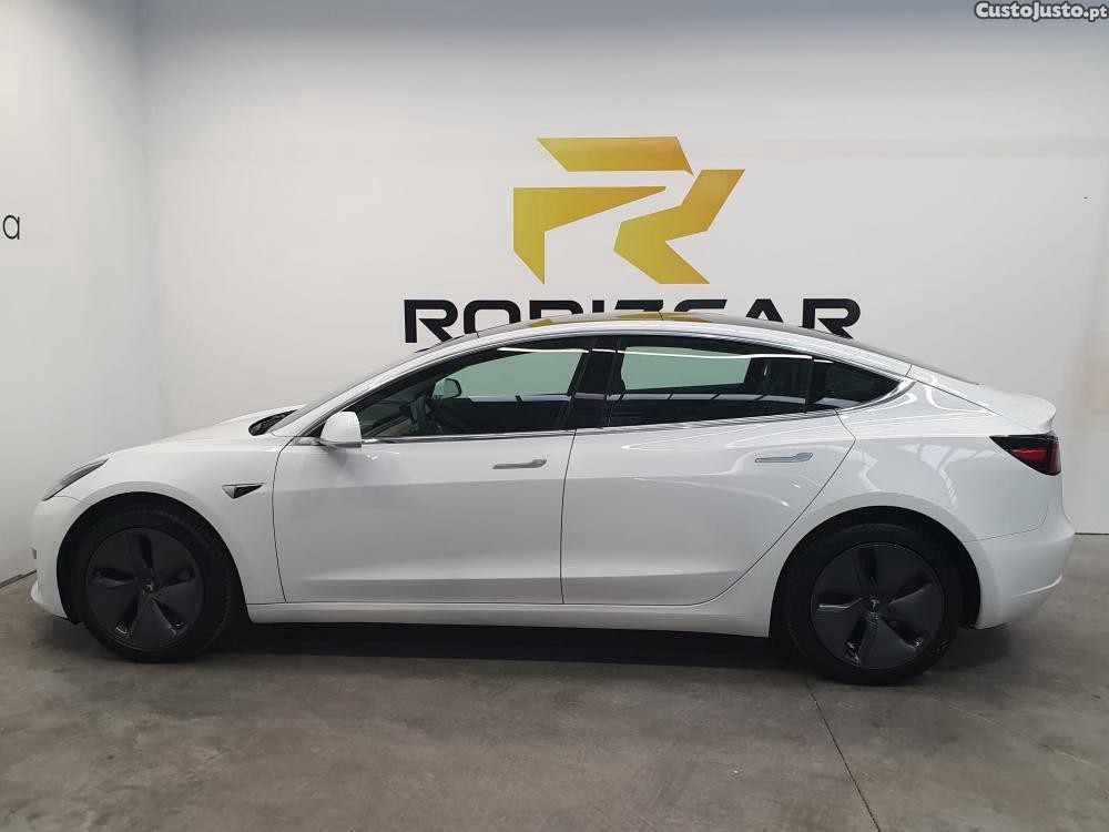 Tesla Model 3 Standard Range Plus — fotografia 21