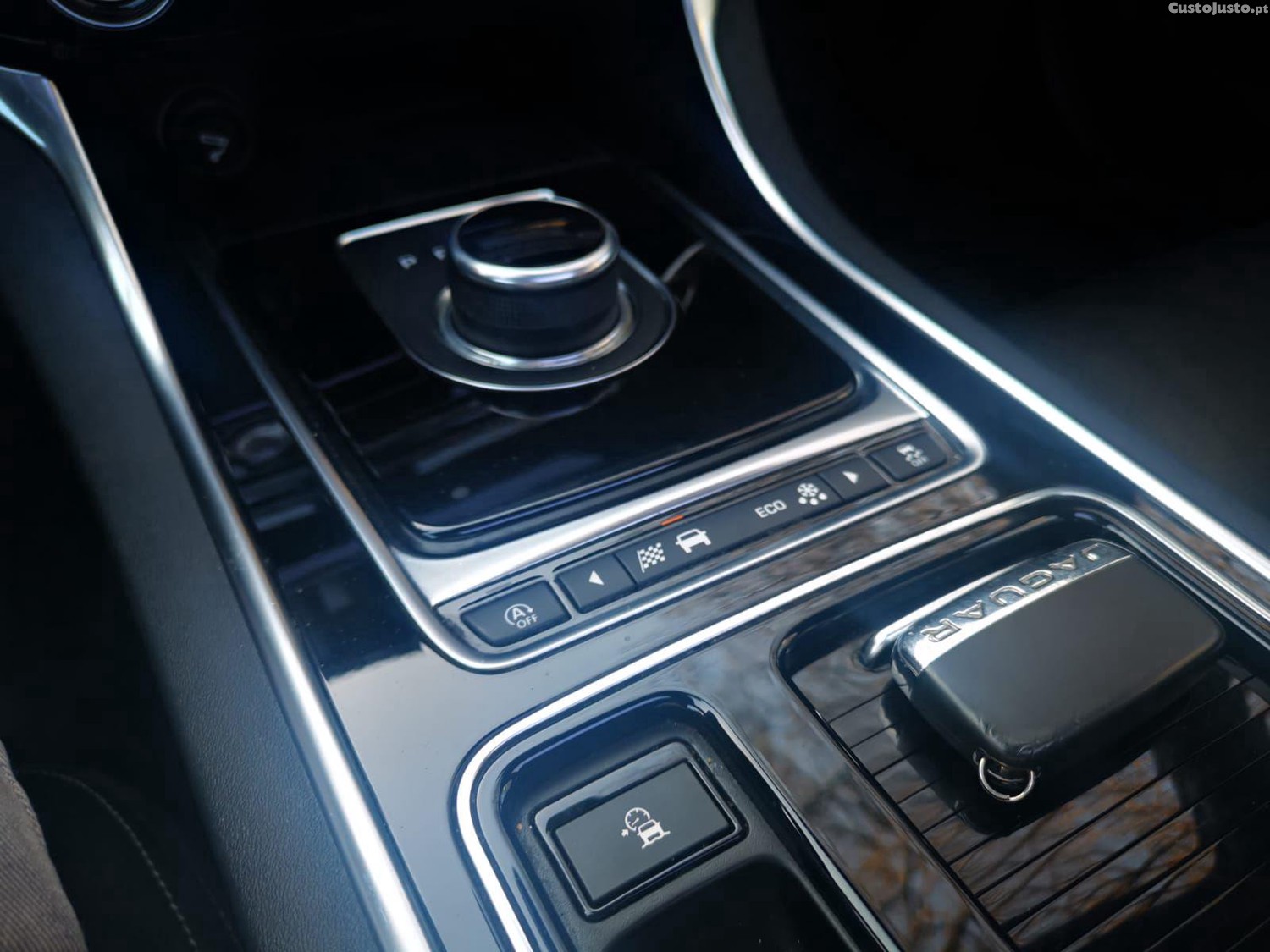 Jaguar XE 2.0 D R-Sport Aut. — fotografia 3
