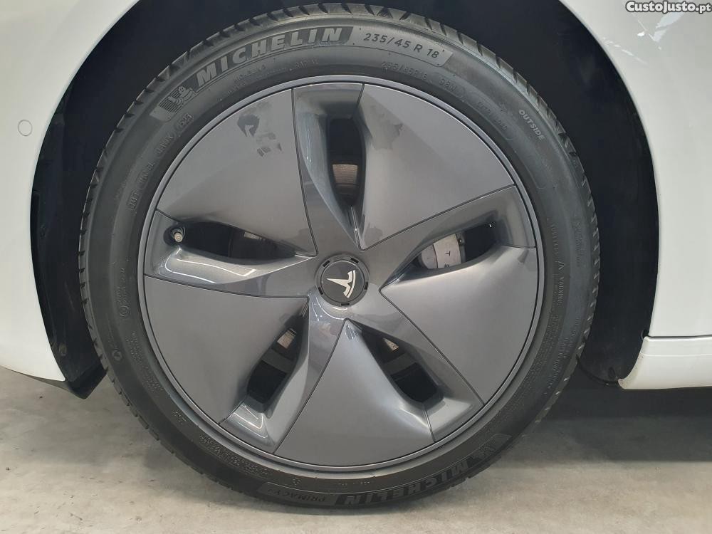 Tesla Model 3 Standard Range Plus — fotografia 16