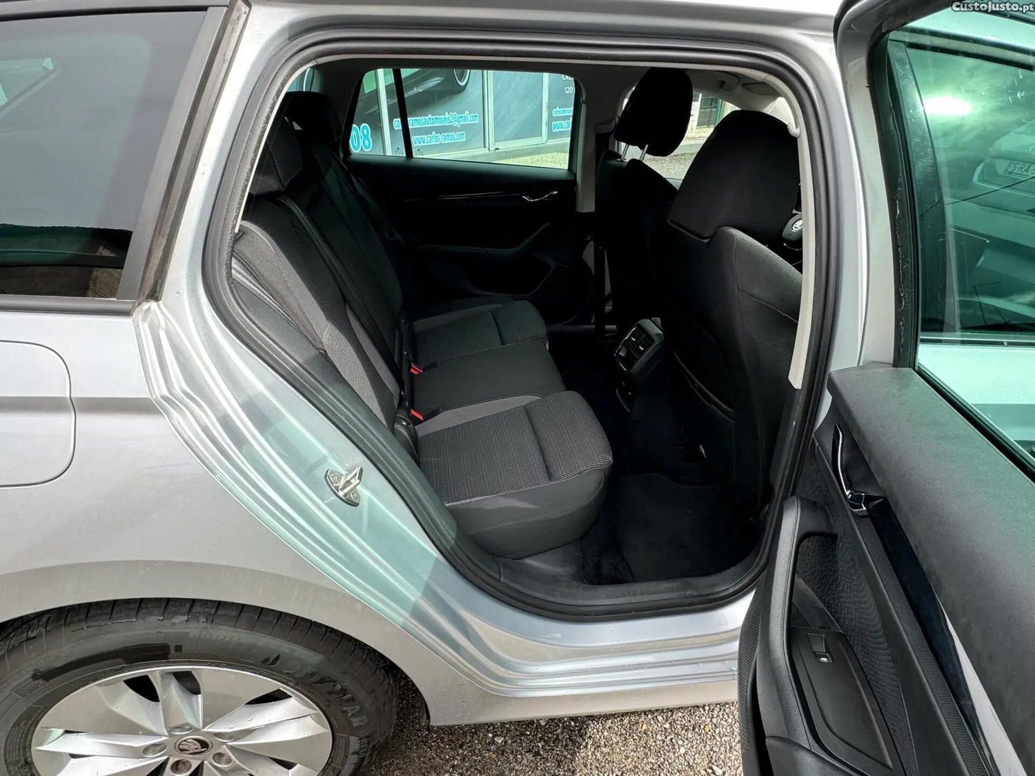 Skoda Octavia 2.0 TDI Ambition DSG — fotografia 4