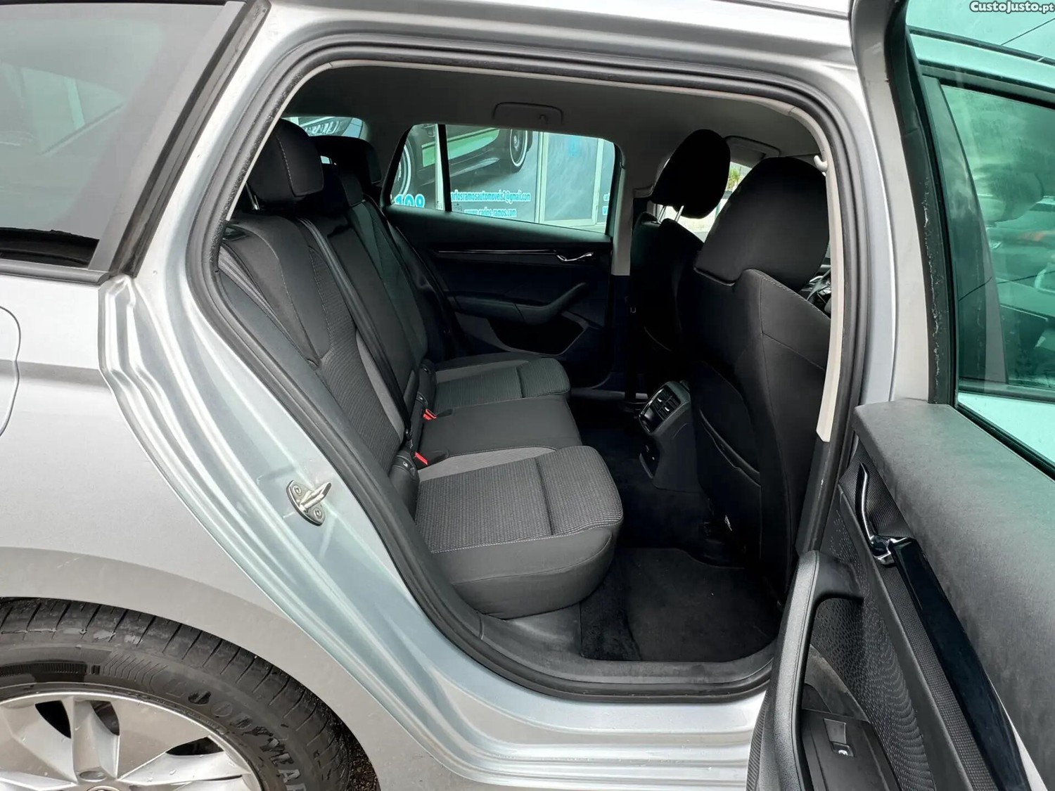 Skoda Octavia 2.0 TDI Ambition DSG — fotografia 7