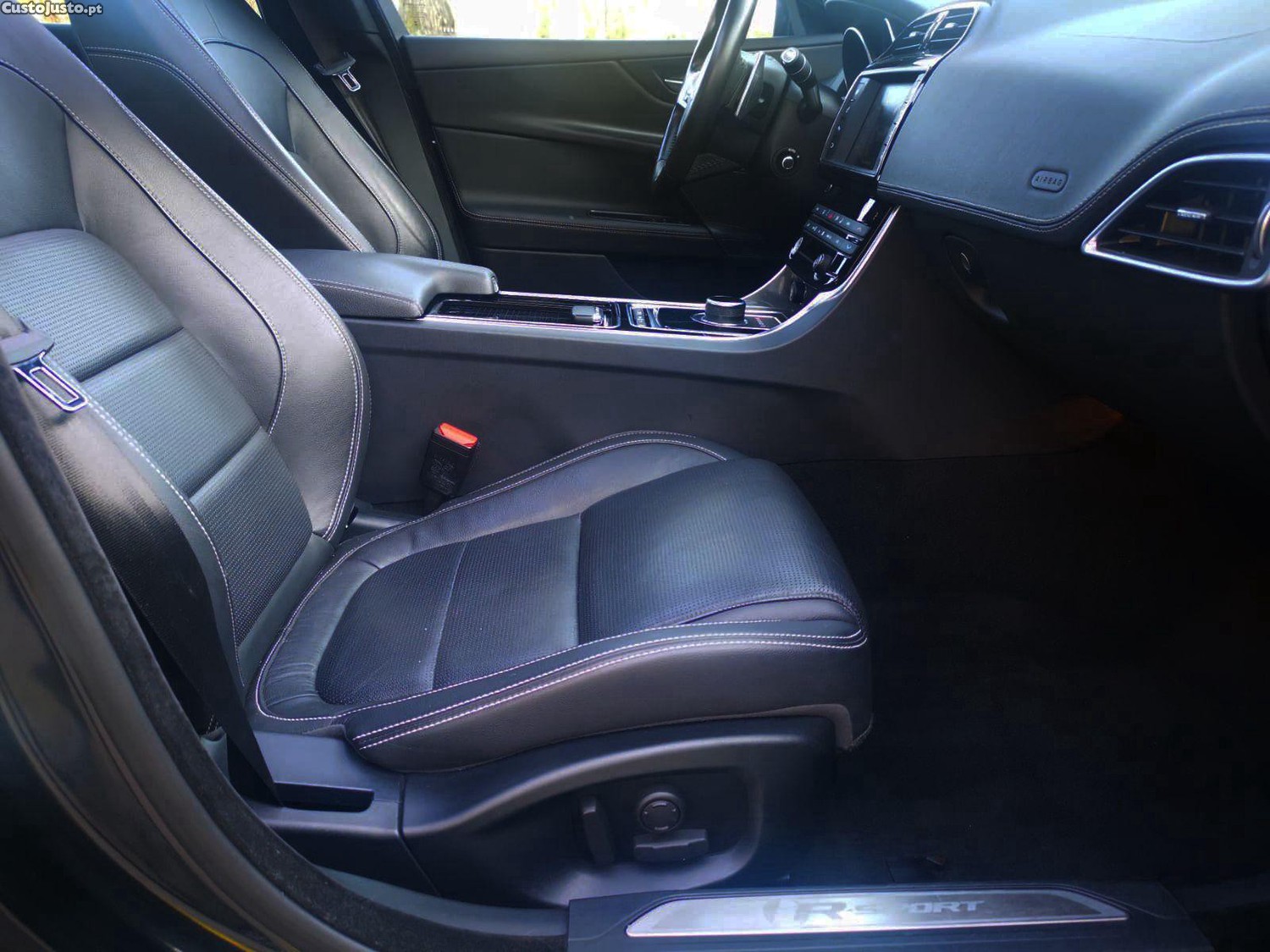 Jaguar XE 2.0 D R-Sport Aut. — fotografia 9