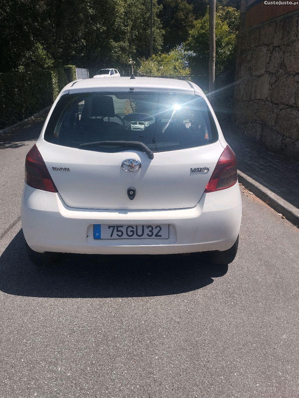 Toyota Yaris 1.4 d4d 5 lugares — fotografia 5