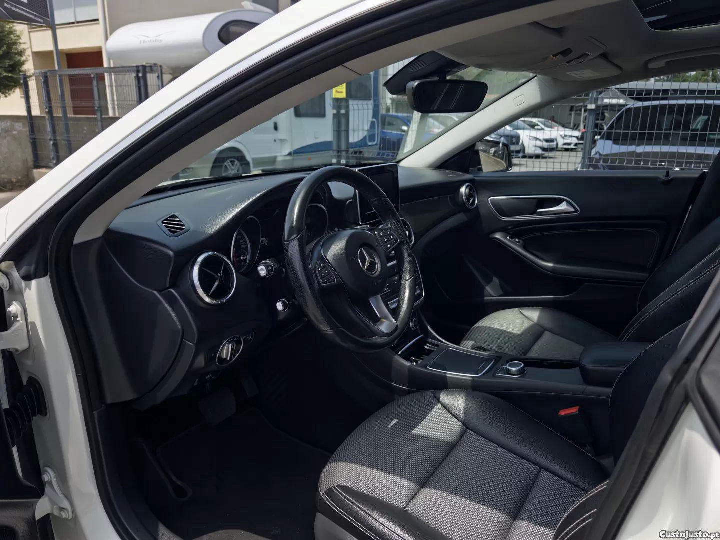Mercedes-Benz CLA 180 D shooting brake urban aut. — fotografia 12
