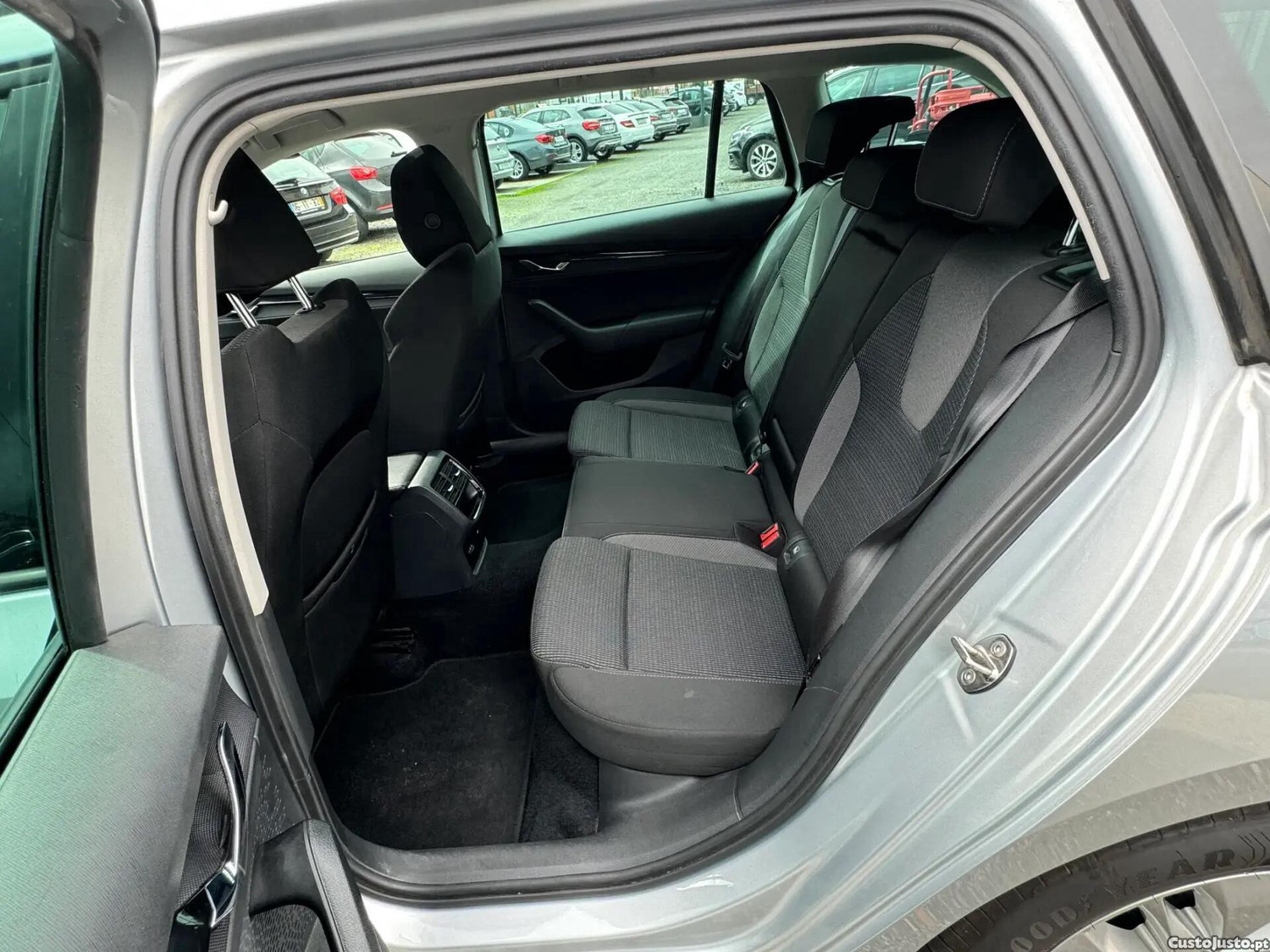Skoda Octavia 2.0 TDI Ambition DSG — fotografia 3