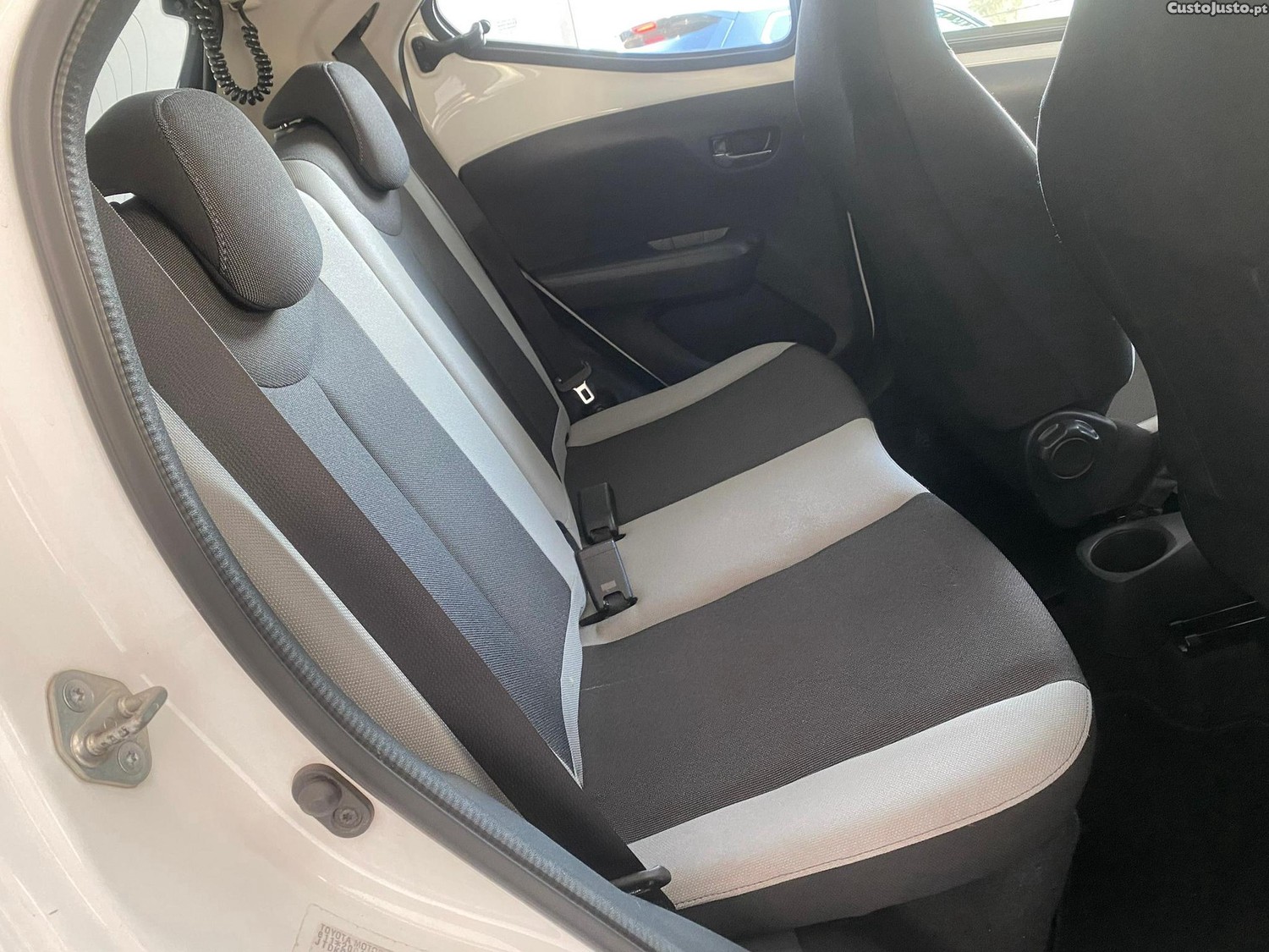 Toyota Aygo 1.0 X-Clusiv — fotografia 9