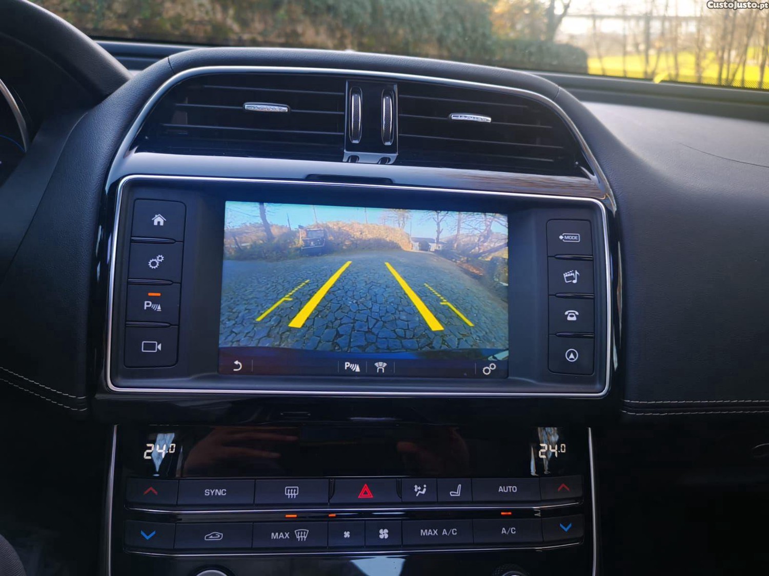 Jaguar XE 2.0 D R-Sport Aut. — fotografia 4