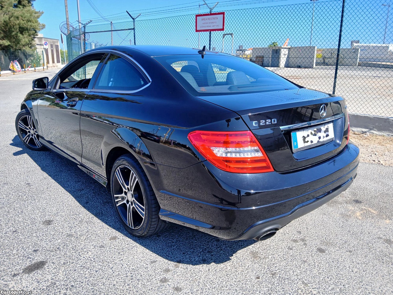 Mercedes-Benz C 220 Coupé Automático (2014) Apenas 91.000 km - edição especial — fotografia 5