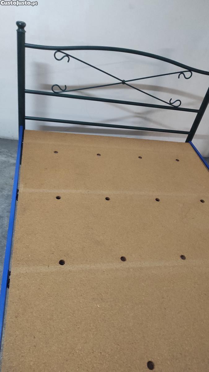 Cama de casal em ferro