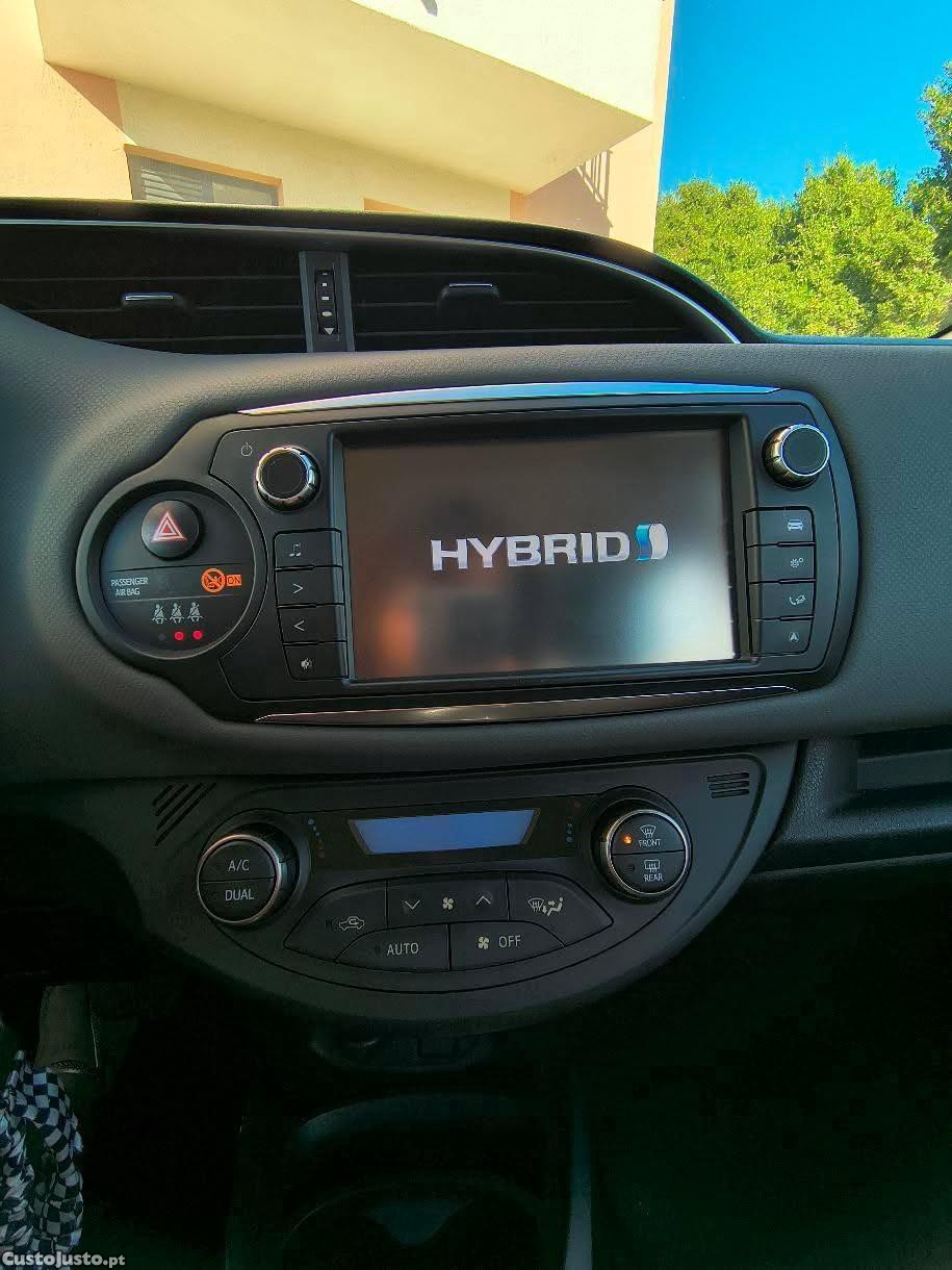 Toyota Yaris Hybrid — photo 4