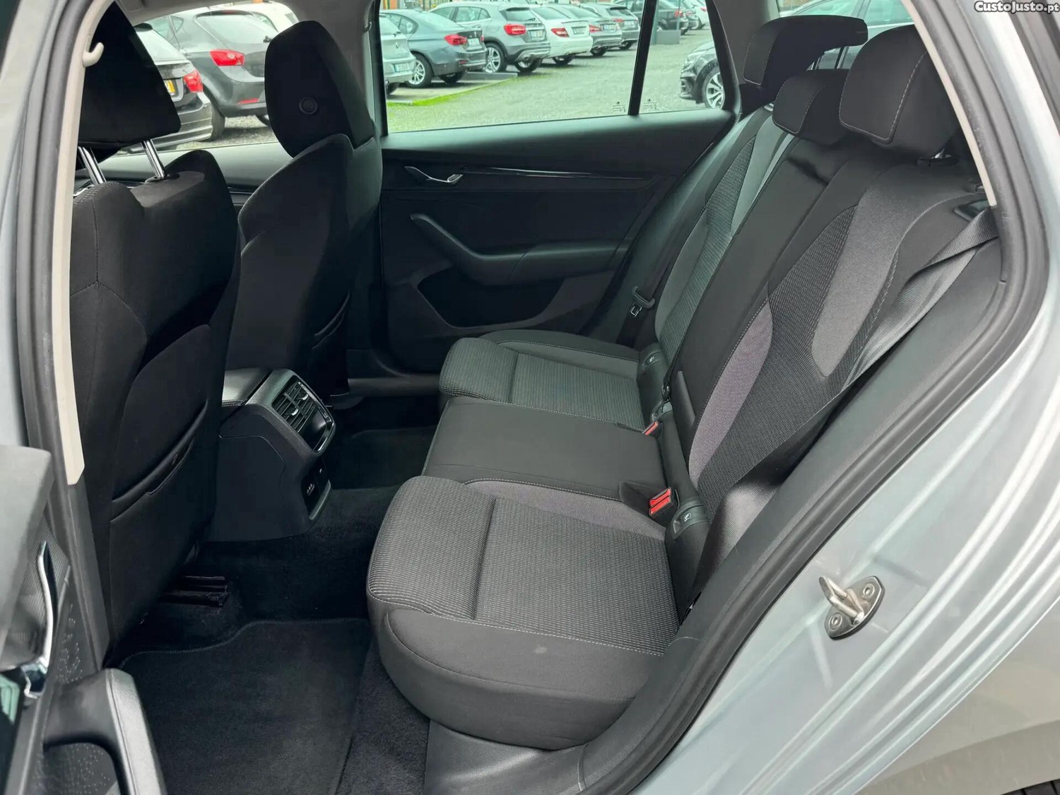 Skoda Octavia 2.0 TDI Ambition DSG — fotografia 13