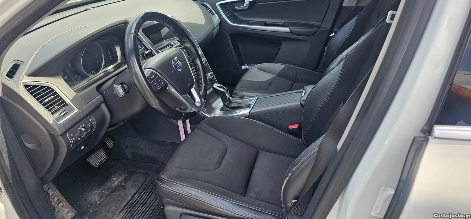 Volvo XC 60 Momentum — fotografia 4