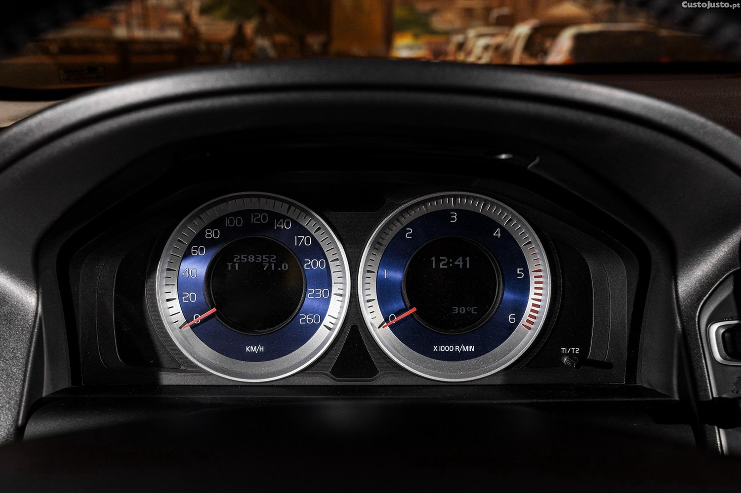 Volvo XC 60 2.0 D3 Drive R-Design — fotografia 11