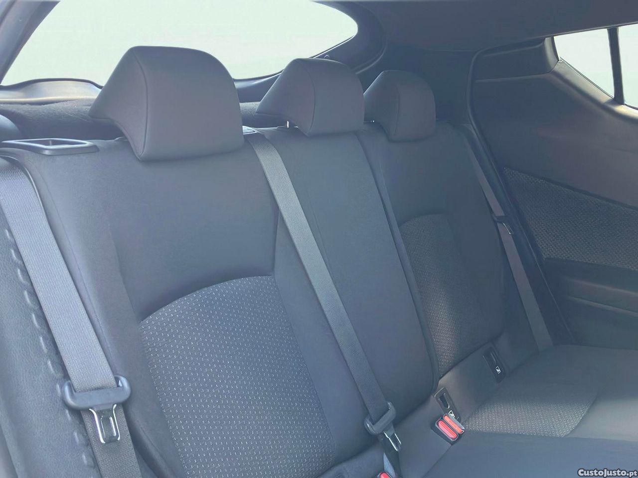 Toyota C-HR 1.8 HSD Comfort+P.Style — fotografia 3