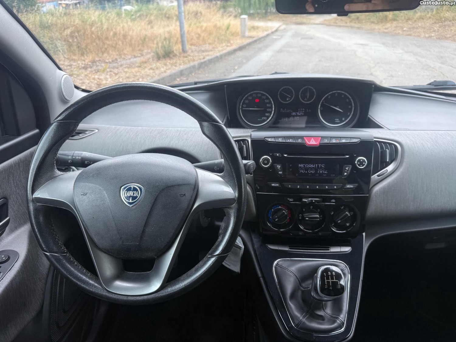 Lancia Ypsilon 1.2 S&S GolD — fotografia 3