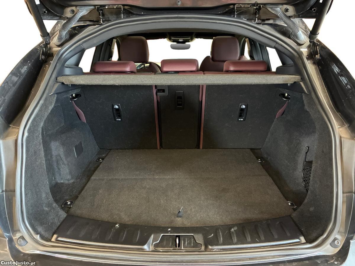Jaguar E-Pace 1.5 P300e R-Dynamic SE AWD Aut. — fotografia 4