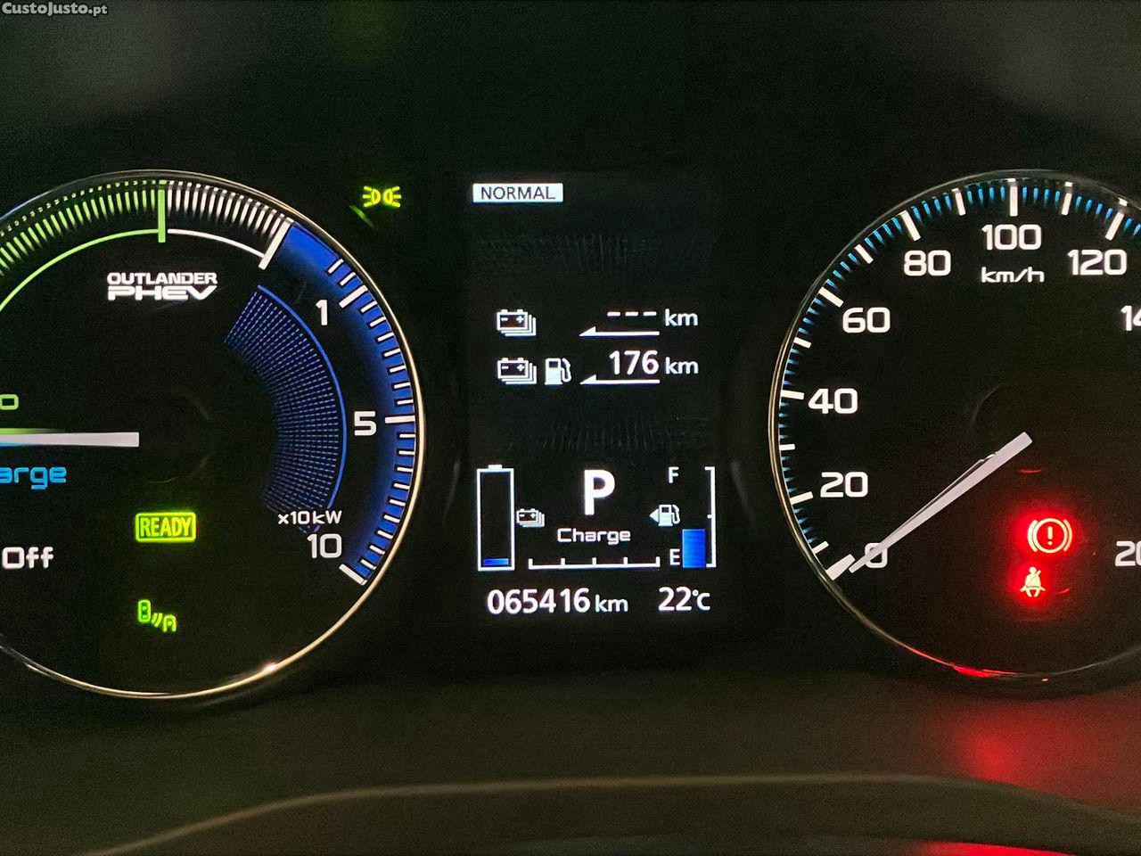 Mitsubishi Outlander 2.4 PHEV Instyle — fotografia 12