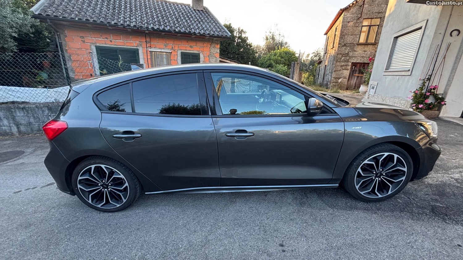 Ford Focus Ecoboost 1.0 st-line 125cv — fotografia 9