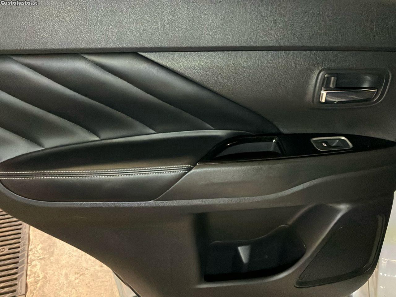 Mitsubishi Outlander 2.4 PHEV Instyle — fotografia 3