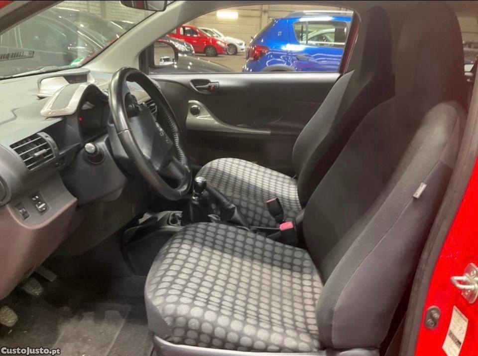 Toyota iQ 1.0 VVT-i — fotografia 6