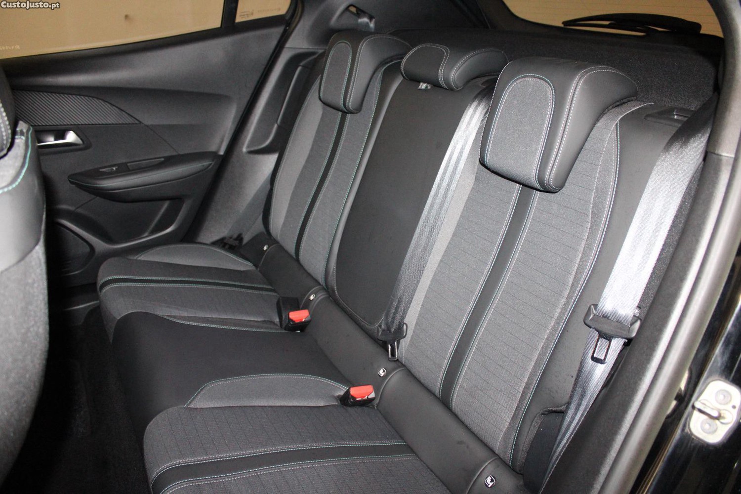 Peugeot e-2008 ALLURE PACK (AUTO) — fotografia 2