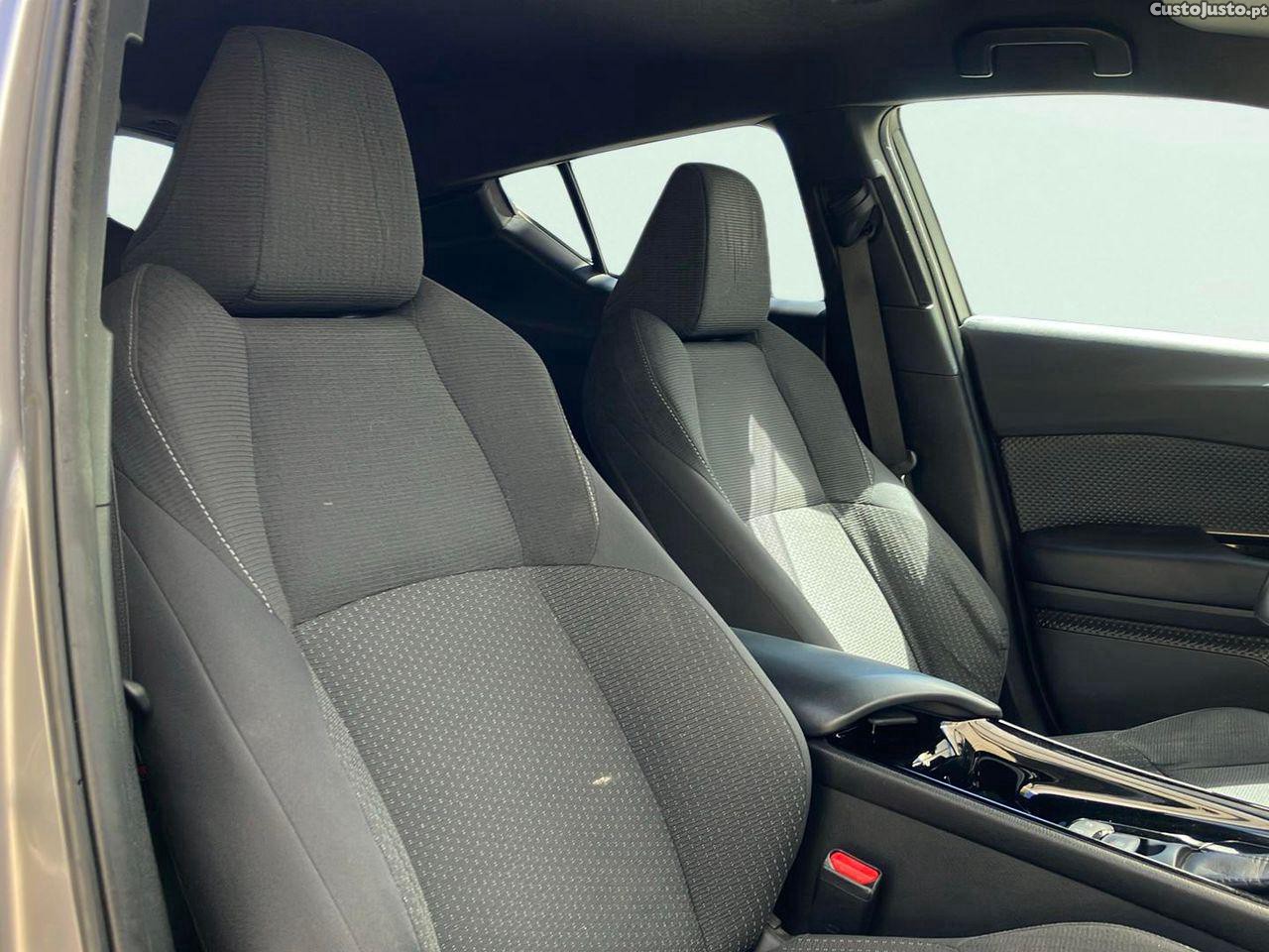 Toyota C-HR 1.8 HSD Comfort+P.Style — fotografia 4