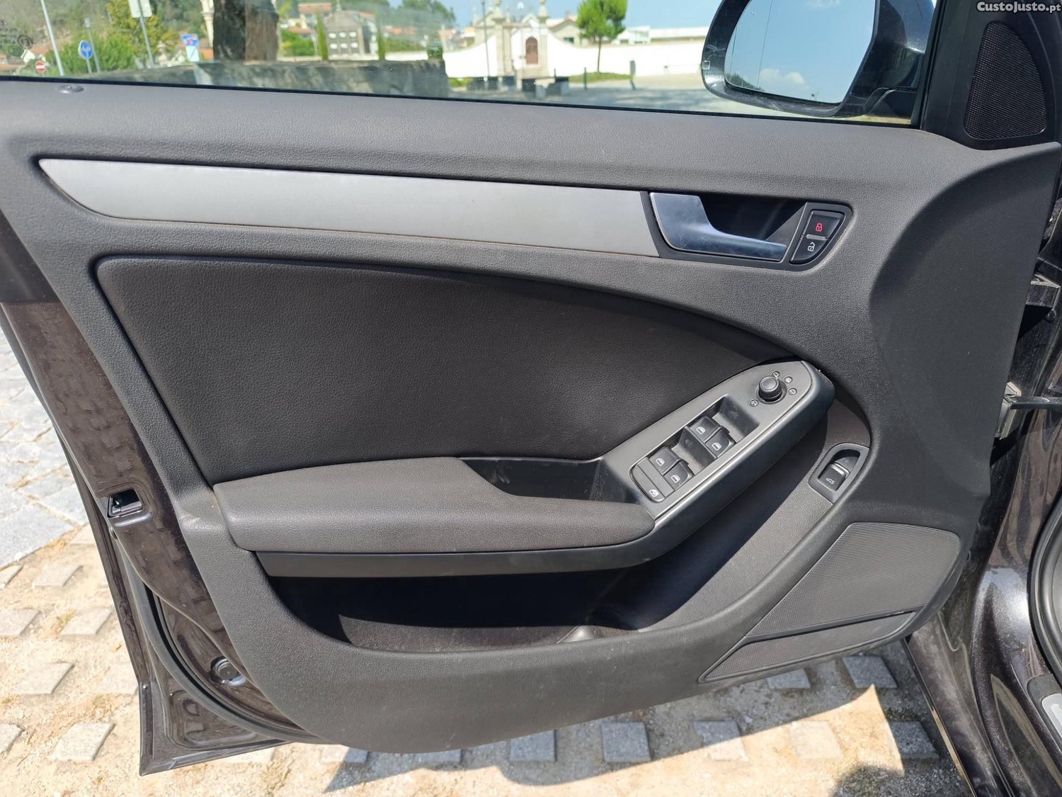 Audi A4 2.0 TDI Apenas 131 mil km Nacional — fotografia 4