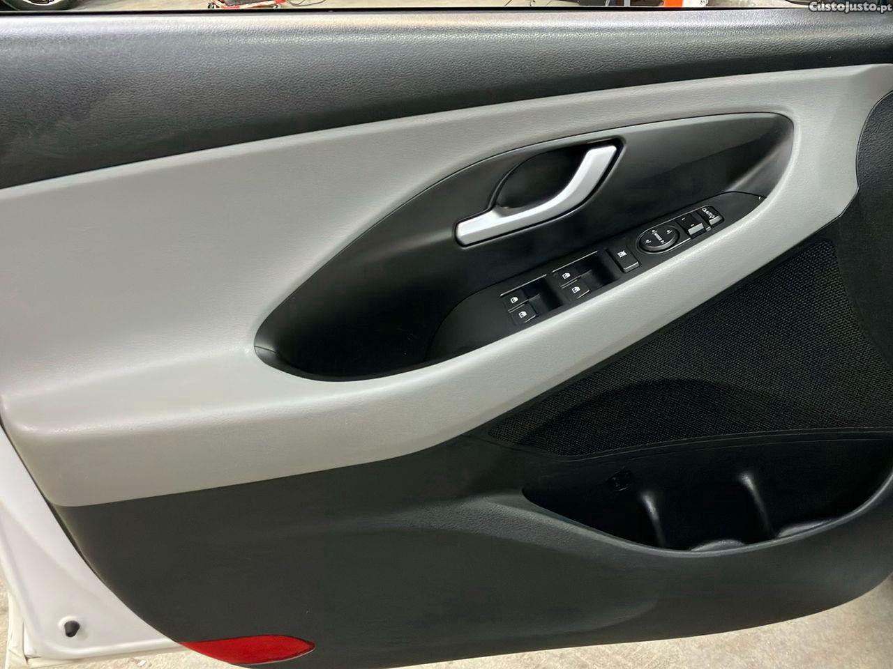 Hyundai i30 1.6 CRDI STyle — fotografia 4