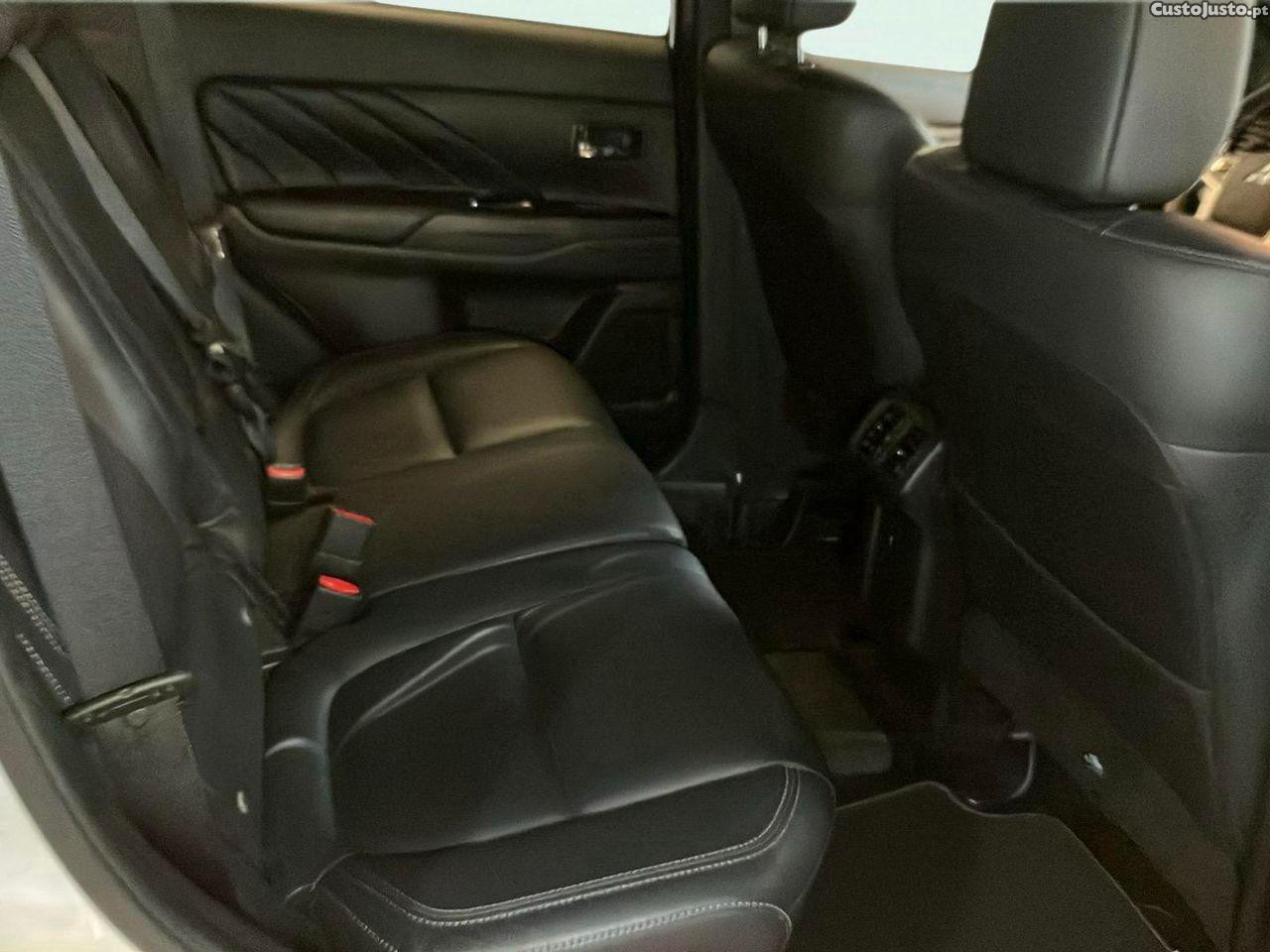 Mitsubishi Outlander 2.4 PHEV Instyle — fotografia 9