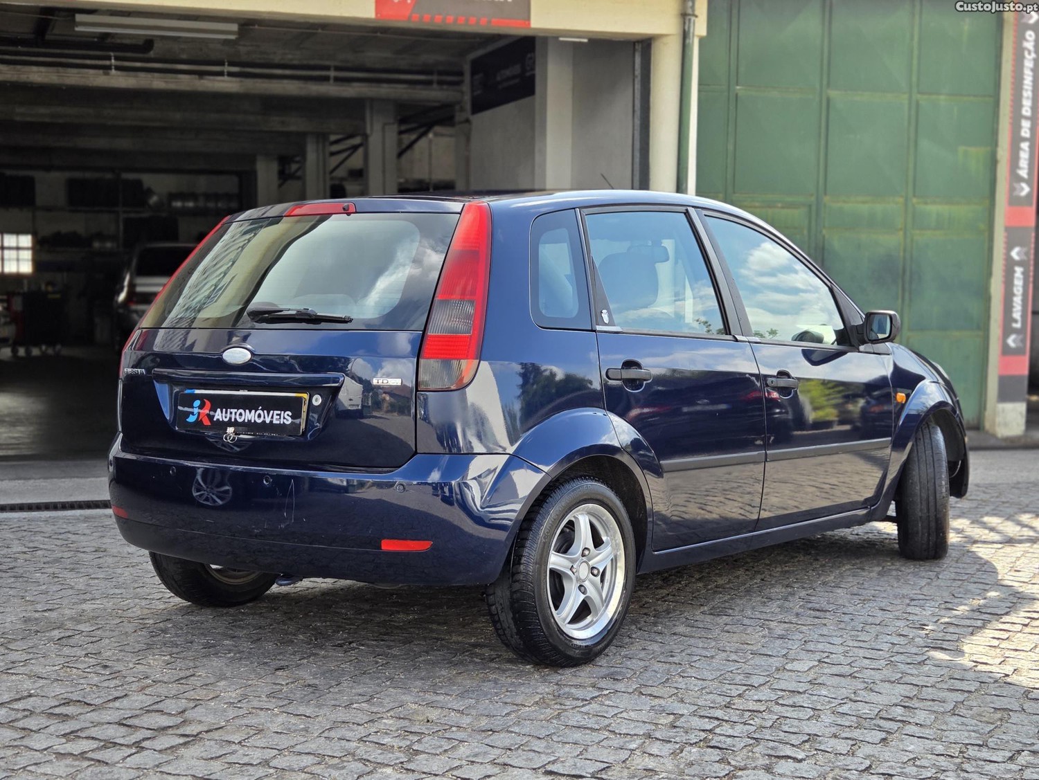 Ford Fiesta 1.4 TDCI Ghia — fotografia 9