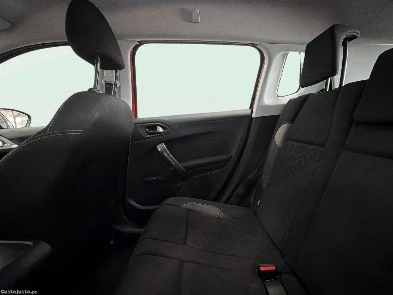 Peugeot 2008 1.2 PureTech Active — fotografia 4
