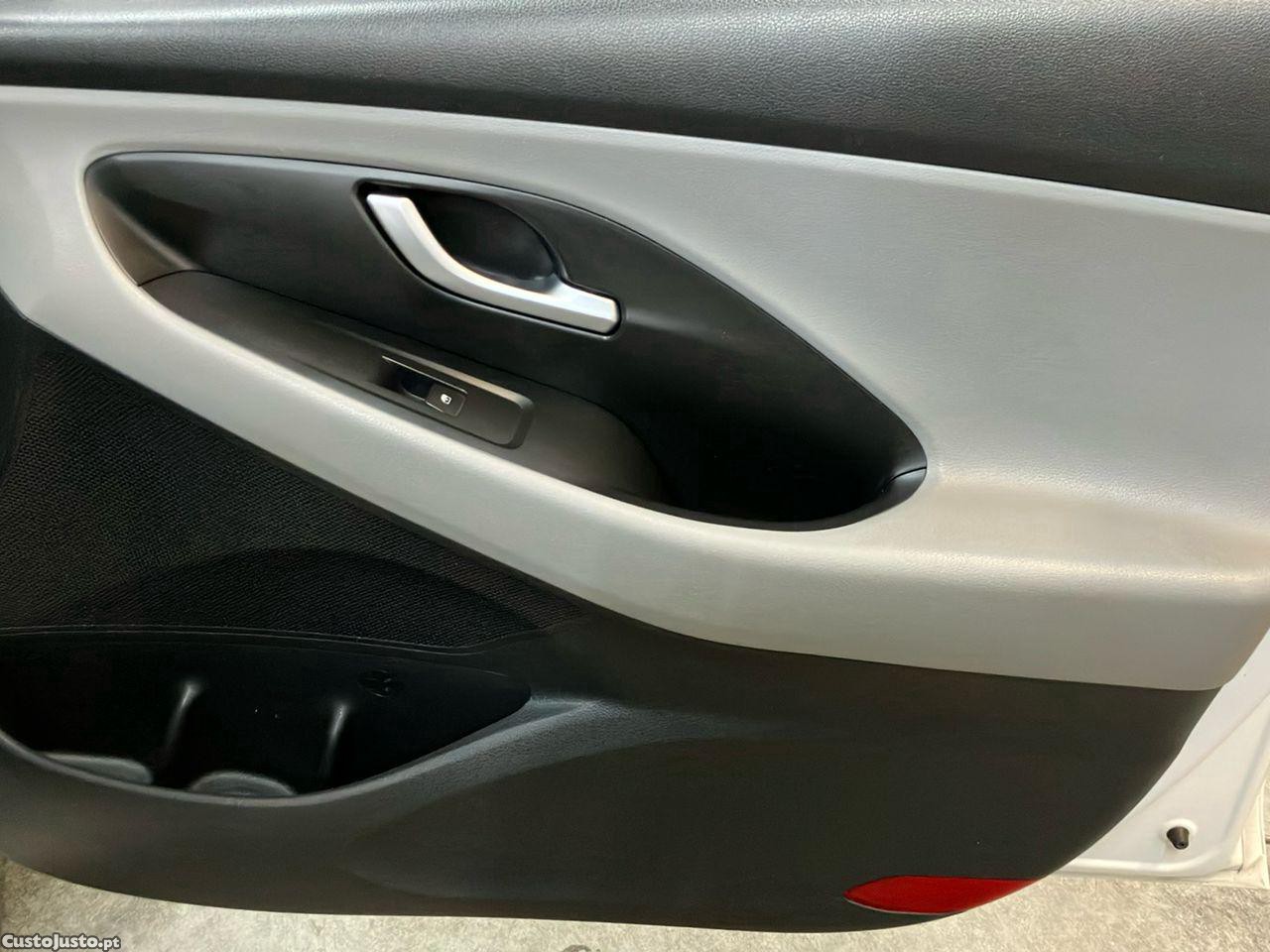 Hyundai i30 1.6 CRDI STyle — fotografia 2