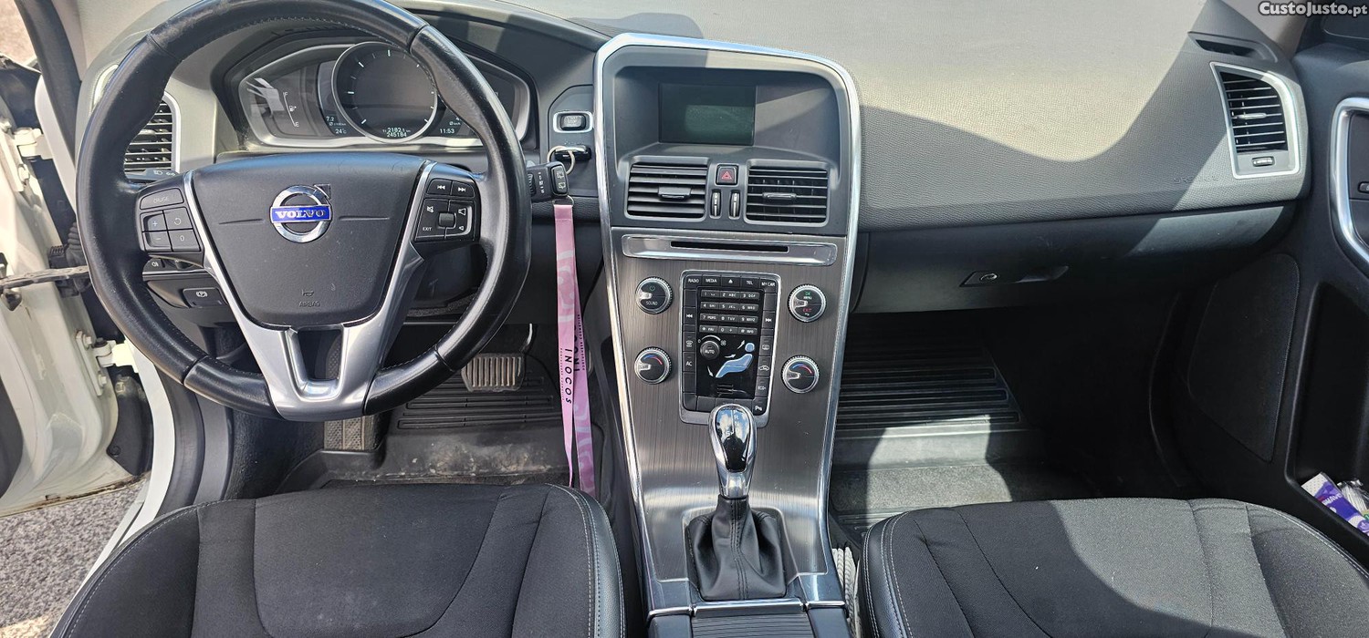 Volvo XC 60 Momentum — fotografia 3